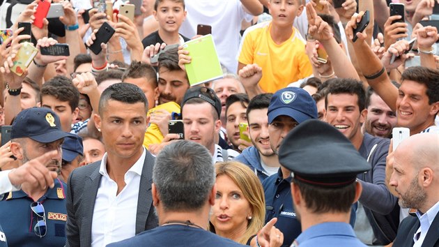 Cristiano Ronlado v obležení fanoušků Juventusu.