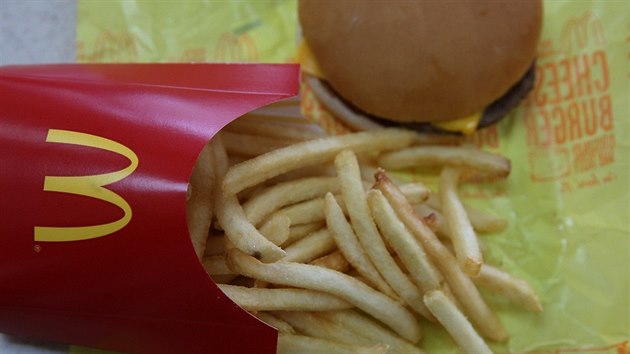 Cheeseburger a hranolky z McDonalds