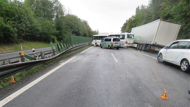 Při nehodě cisterny s obilím, linkového autobusu, dodávky a nákladního automobilu na dálnici D46 u Žešova na Prostějovsku se zranili dva lidé. (10. července 2018)