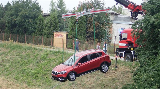 Vyproštění automobilu z řeky Moravy v Kroměříži.