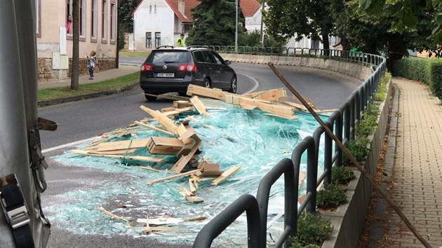 Z kamionu se v Lázních Toušeň vysypalo deset tun skla. (11.7.2018)