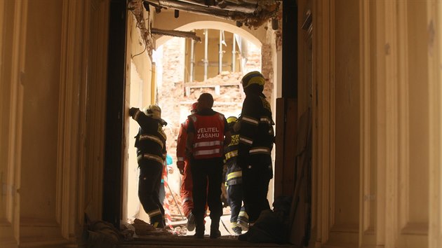Pi zchran hasii pouvaj sac bagr na sutiny. Budova je podle statik nestabiln a popraskan. (17. ervence 2018)