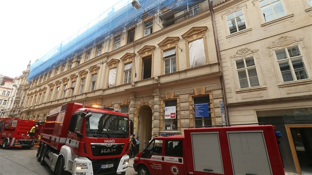 Při záchraně hasiči používají sací bagr na sutiny. Budova je podle statiků nestabilní a popraskaná. (17.7.2018)