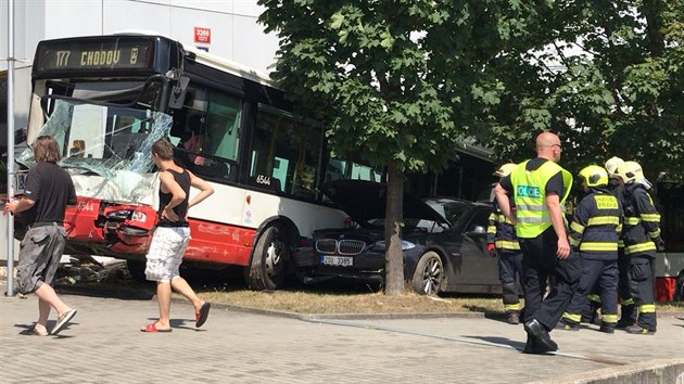 Autobus MHD po kolizi s osobním autem narazil do budovy Českého statistického úřadu v Praze 10. (19. července 2018)