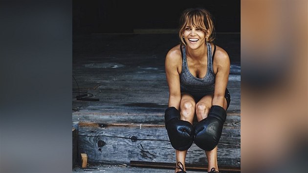 Halle Berry (51) vypadá skvěle díky pravidelnému cvičení i zdravému jídelníčku.