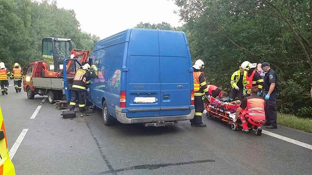 Všech pět účastníků nehody, včetně dvou dětí, odvezla záchranka do nemocnice.