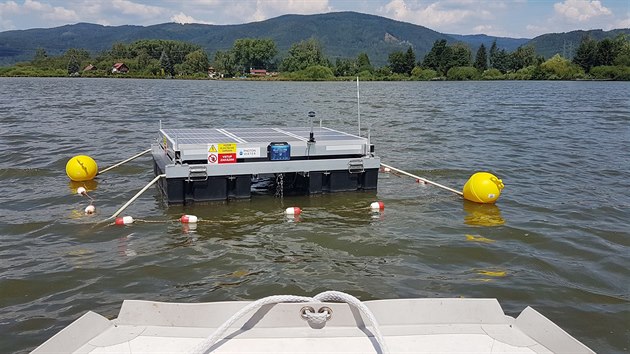 Ponton s vysílačem na ultrazvukovou likvidaci sinic na hladině Velkého rybníka. (17.7.2018)