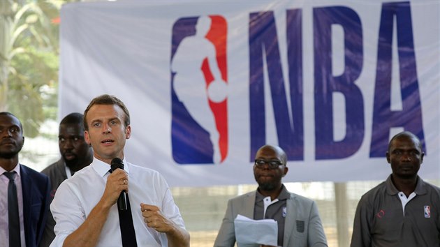 Francouzsk prezident Emmanuel Macron v  nigerijskm Lagosu pi oznmen spolenho projektu Francouzsk rozvojov banky a NBA.