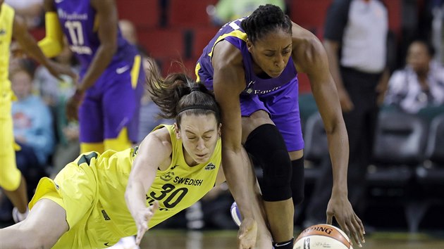 Breanna Stewartov (vlevo) z Seattle Storm bojuje o m s Nnekou Ogwumikeovou z  Los Angeles Sparks.