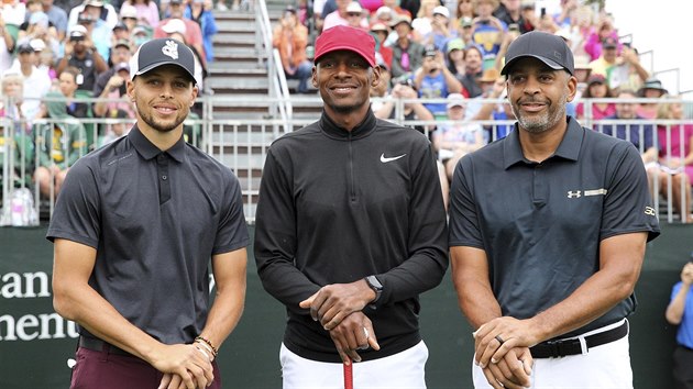 Stephen Curry, Ray Allen a Dell Curry (zleva) na golfovm turnaji American Century Championship