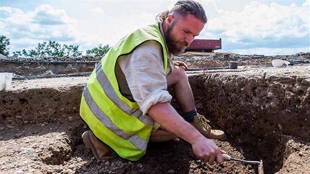 Archeologov nali na rekonstruovanm ndra v Jaromi cenn pedmty z doby bronzov a ranho stedovku (erven 2018).