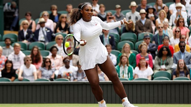 Americk teniska Serena Williamsov hraje forhendem ve tvrtfinle Wimbledonu, za soupeku m Italku Camilu Giorgiovou.