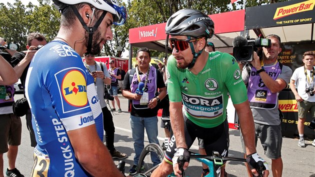 MAJITEL ZELENHO A VYZYVATEL. Slovensk cyklista Peter Sagan (v zelenm trikotu pro ldra zvodu) na startu sedm etapy Tour de France stoj vedle Kolumbijce Fernanda Gavirii.