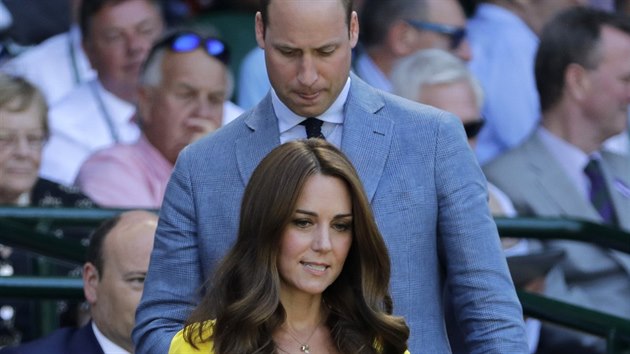 Vévodkyně Kate přichází za doprovodu svého chotě prince Williama do VIP lóže, aby sledovala finále Wimbledonu.