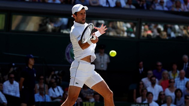 Srbský tenista Novak Djokovič prohrál los, a tak začal finále Wimbledonu na returnu.