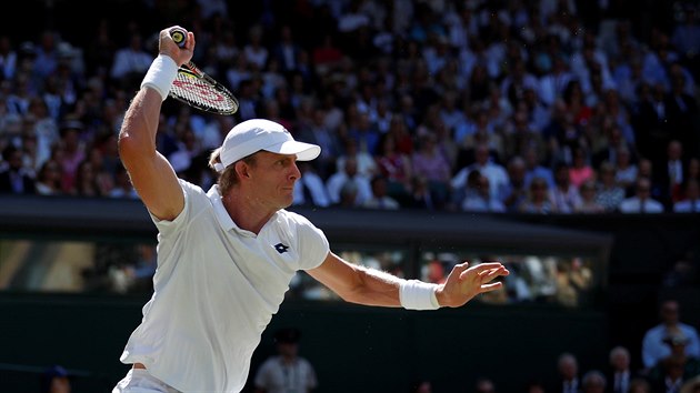 Jihoafrický tenista Kevin Anderson v akci. Ve finále Wimbledonu hraje poprvé v kariéře, čelí trojnásobnému šampionu Novaku Djokovičovi.