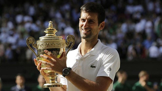 Potvrt. Srbsk tenista Novak Djokovi se t s trofej pro ampiona Wimbledonu.