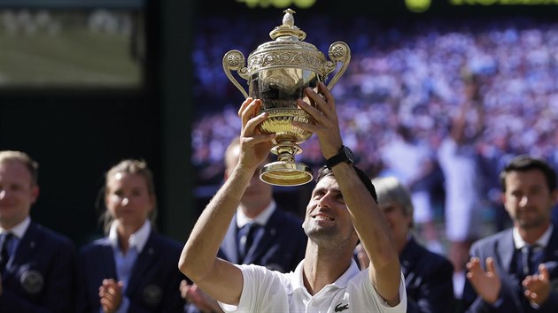 Jsem zptky. Srbsk tenista Novak Djokovi vyhrl Wimbledon, stejn jako v letech 2011, 2014 a 2015.