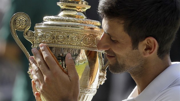 S trofej. Srbsk tenista Novak Djokovi porazil ve finle Wimbledonu Jihoafriana Kevina Andersona.