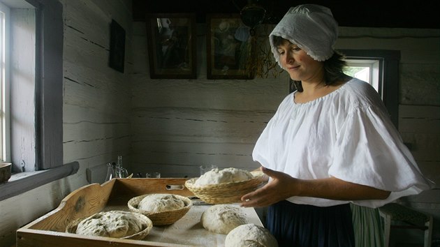 Podorlický skanzen v Krňovicích ukázal pečení chleba (13. 8. 2011).