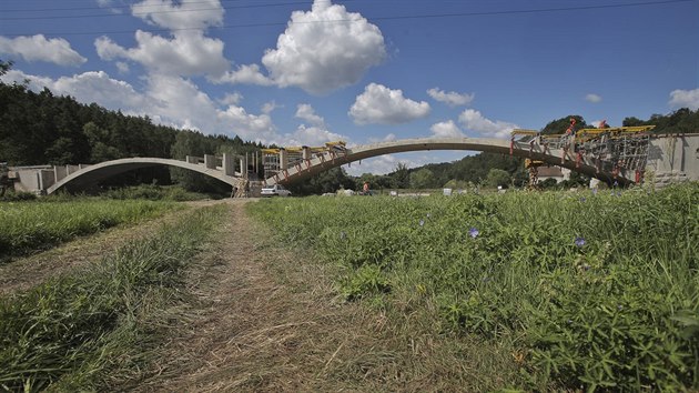 Kompletn rekonstrukce Dolanskho mostu pes eku Berounku potrv do listopadu. (13. 7. 2018)