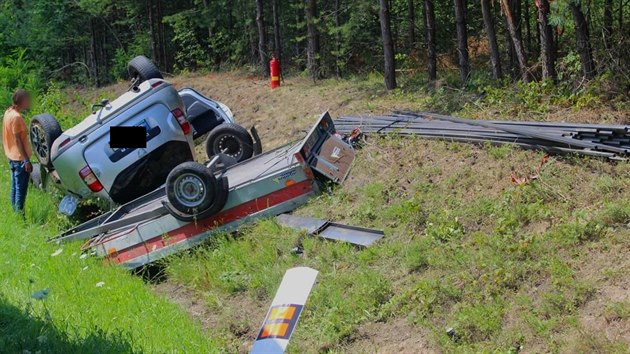 Dopravní nehoda na Plzeňsku. Řidička pravděpodobně nepřizpůsobila rychlost jízdy, s autem a připojeným vozíkem sjela do příkopu a převrátila se.