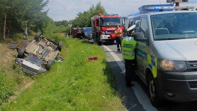 Dopravn nehoda na Plzesku. idika pravdpodobn nepizpsobila rychlost jzdy, s autem a pipojenm vozkem sjela do pkopu a pevrtila se.