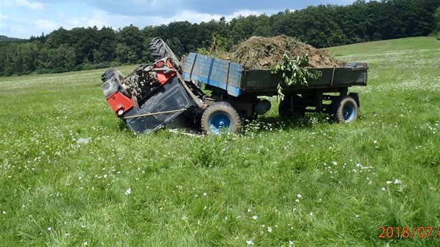 K tragdii dolo dnes dopoledne na Klatovsku. Na louce u Chudenna se na mue pevrtil traktor. Na mst zemel.