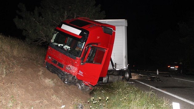 Policist a hasii museli v pondl po plnoci zasahovat u tragick nehody na Hodonnsku.