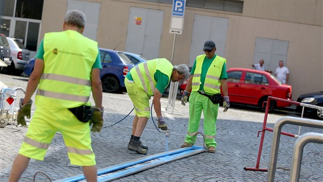 V brněnských ulicích začaly přípravy na rezidentní parkování. Pracovníci Brněnských komunikací stříkají na silnice modré lajny.