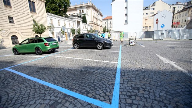 V brněnských ulicích začaly přípravy na rezidentní parkování. Pracovníci Brněnských komunikací stříkají na silnice modré lajny. (léto 2018)