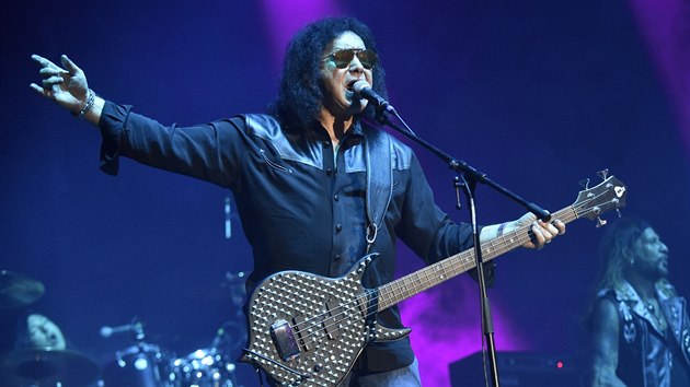 Zpvk a baskytarista kapely Kiss Gene Simmons 15. ervence 2018 na festivalu Masters of Rock