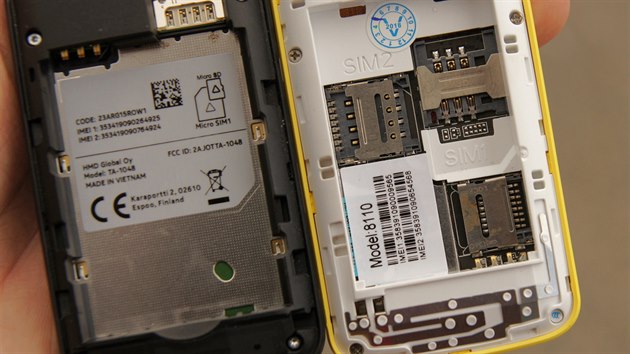 Baterie falešného telefonu je umístěna obráceně, kompletně jiné je i uspořádání slotů pro SIM a microSD kartu a samozřejmě jinak vypadá štítek. Co se výbavy týče, falešný telefon nepodporuje LTE a další moderní funkce.