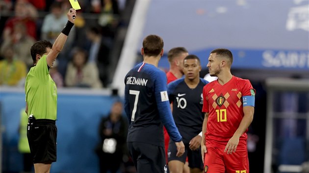 Belgický kapitán Eden Hazard dostává žlutou kartu v semifinále s Francií.