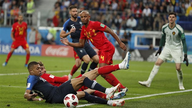 Momentka ze semifinále mistrovství světa mezi Francií a Belgií (červené dresy).