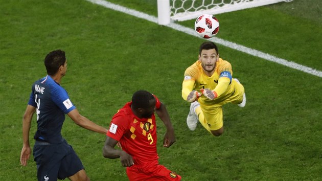 Francouzský gólman Hugo Lloris boxuje míč v semifinále proti Belgii.