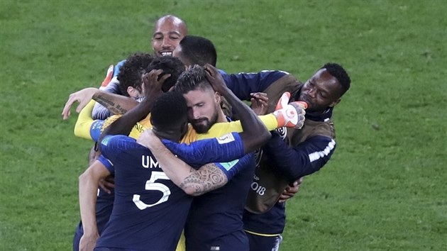 Francouzští fotbalisté se radují z postupu do finále mistrovství světa.