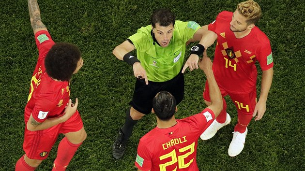 Belgičtí fotbalisté v semifinále proti Francii vášnivě diskutují se sudím Andresem Cunhou.
