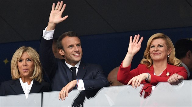 Finále MS si nenechal ujít ani francouzský prezident Emmanuel Macron se ženou Brigitte (vlevo) a chorvatská prezidentka Kolinda Grabar-Kitarovicová.