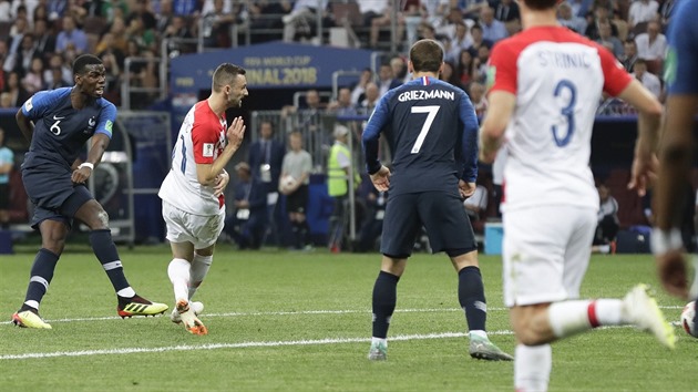 Francouzský středopolař Paul Pogba dává třetí branku svého týmu ve finále s Chorvatskem.