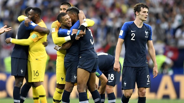 JE TO DOMA. Francouzští fotbalisté slaví vítězství 4:2 nad Chorvatskem, stali se mistry světa.