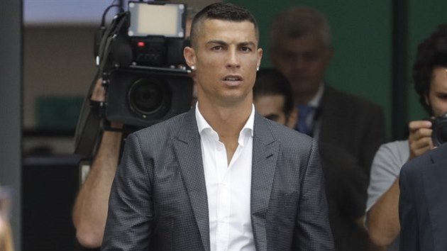 Cristiano Ronaldo přichází na zdravotní prohlídku před přestupem do Juventusu Turín.