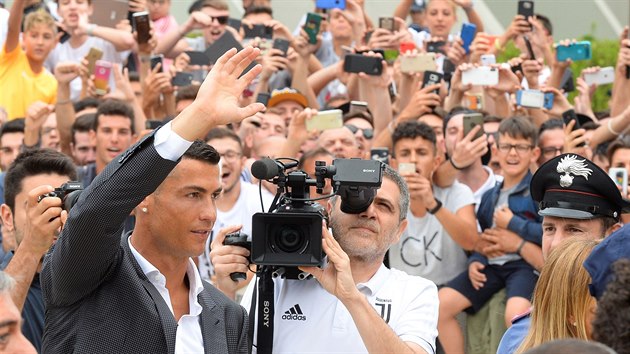 Cristiano Ronaldo přichází na zdravotní prohlídku před přestupem do Juventusu Turín, vítá ho dav fanoušků.