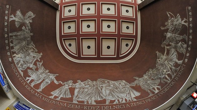 Olomouc. Ve vestibulu ndra, kter je ptm nejvtm v republice, se dochovala stylov historick vzdoba. Nepehldnuteln je velk sgrafito o ploe 310 m². 