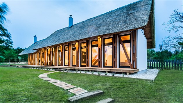Dům stojí ve vinařské obci Dörgicse na severním břehu Balatonského jezera.