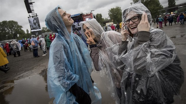 Návštěvníci Colours of Ostrava si deštěm nenechali zkazit náladu.