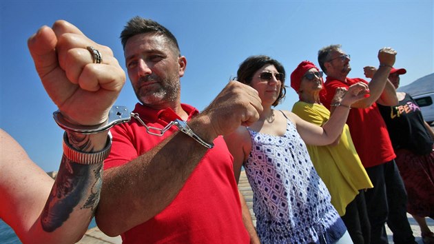 Aktivist demonstruj proti odmtn migrant pi pjezdu lodi italsk poben stre Diciotti do pstavu Trapani v jin Itlii
