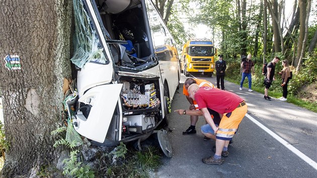 U Hraninch Petrovic na Olomoucku narazil linkov autobus do stromu. Zranilo se vech deset cestujcch i idi, kterho museli vyprostit hasii.