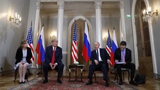 Ruský prezident Vladimir Putin a šéf Bílého domu Donald Trump během...