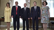 Zleva: Melania Trumpová, Donald Trump, Vladimir Putin, finský prezident Sauli...